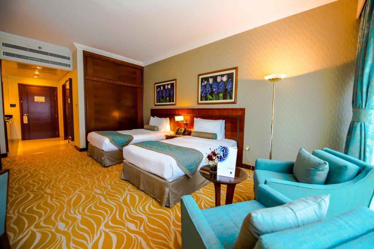 Grand Mercure Majlis Residences Abu Dhabi Exteriör bild A room at the hotel