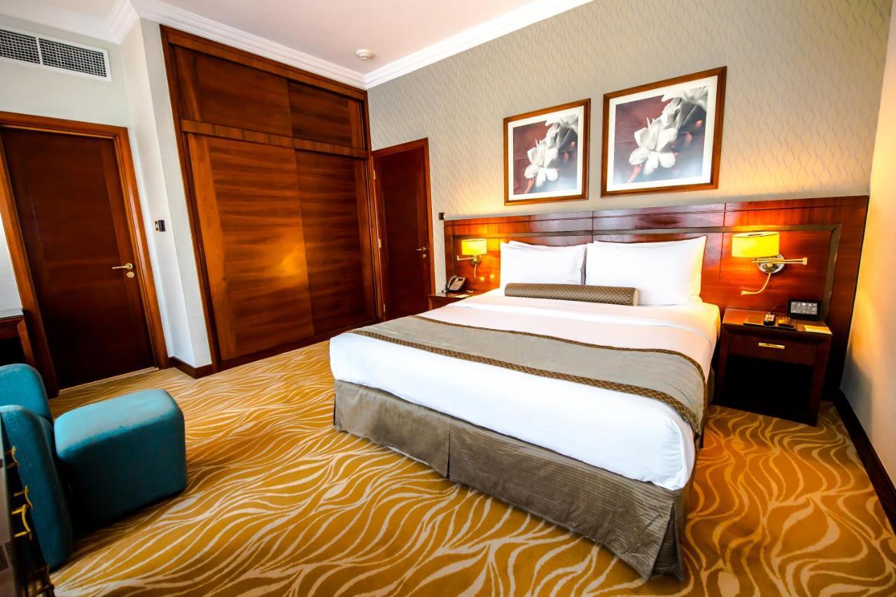 Grand Mercure Majlis Residences Abu Dhabi Exteriör bild A bedroom at the hotel