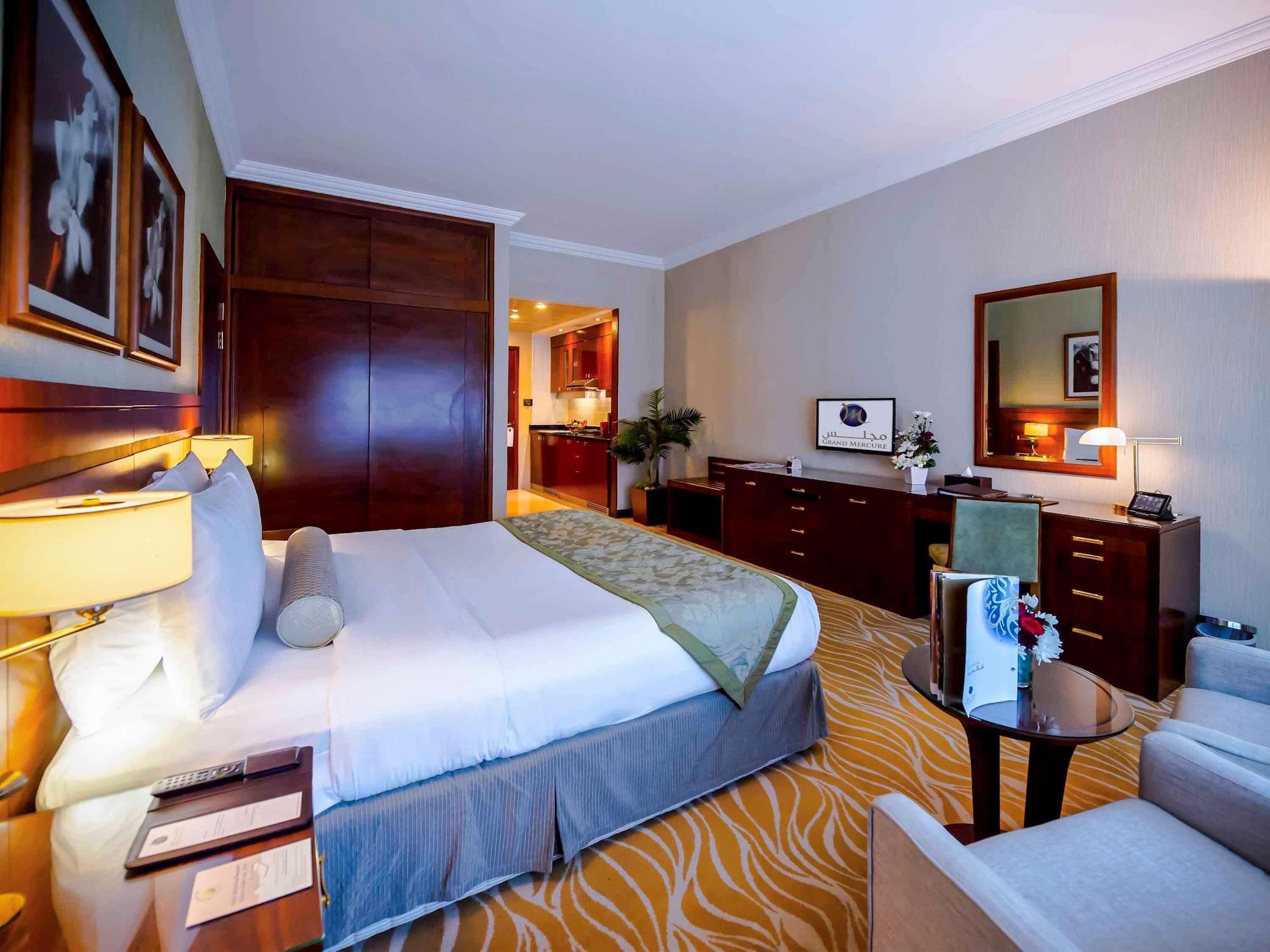 Grand Mercure Majlis Residences Abu Dhabi Exteriör bild A room at the Jumeirah Creekside
