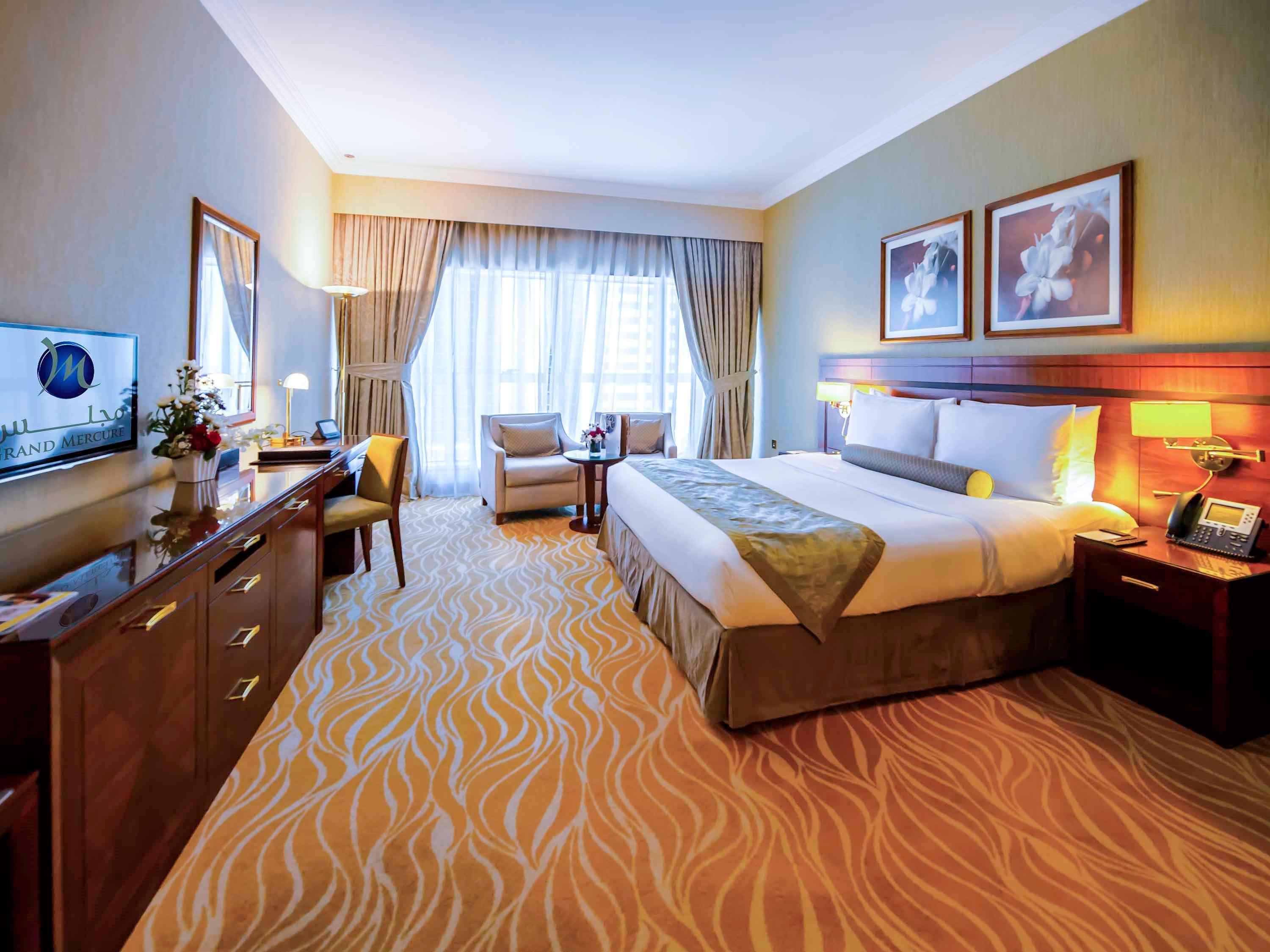 Grand Mercure Majlis Residences Abu Dhabi Exteriör bild A room at the Jumeirah Creekside Hotel