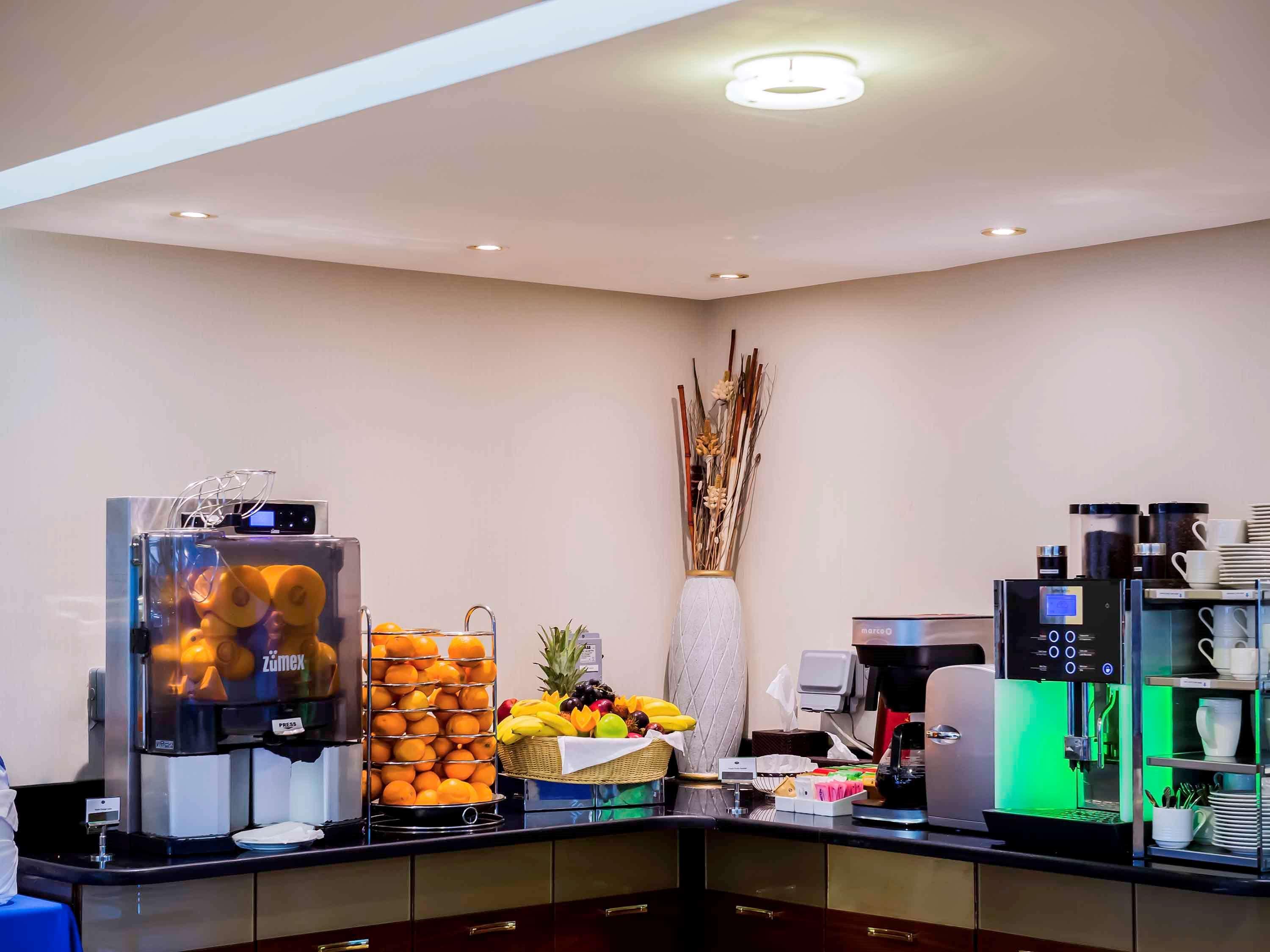 Grand Mercure Majlis Residences Abu Dhabi Exteriör bild A coffee bar in a hotel