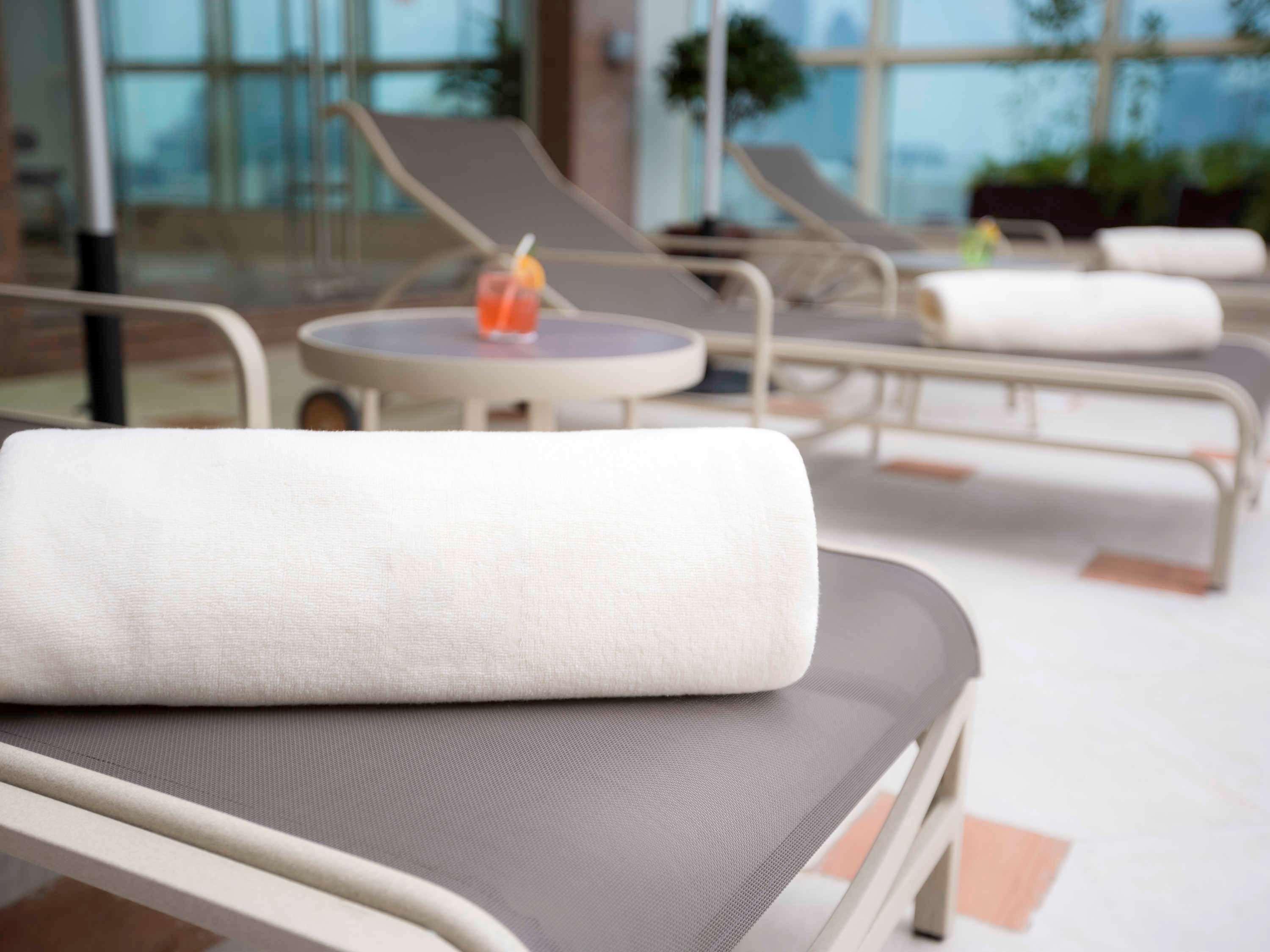 Grand Mercure Majlis Residences Abu Dhabi Exteriör bild A rolled towel on a lounge chair