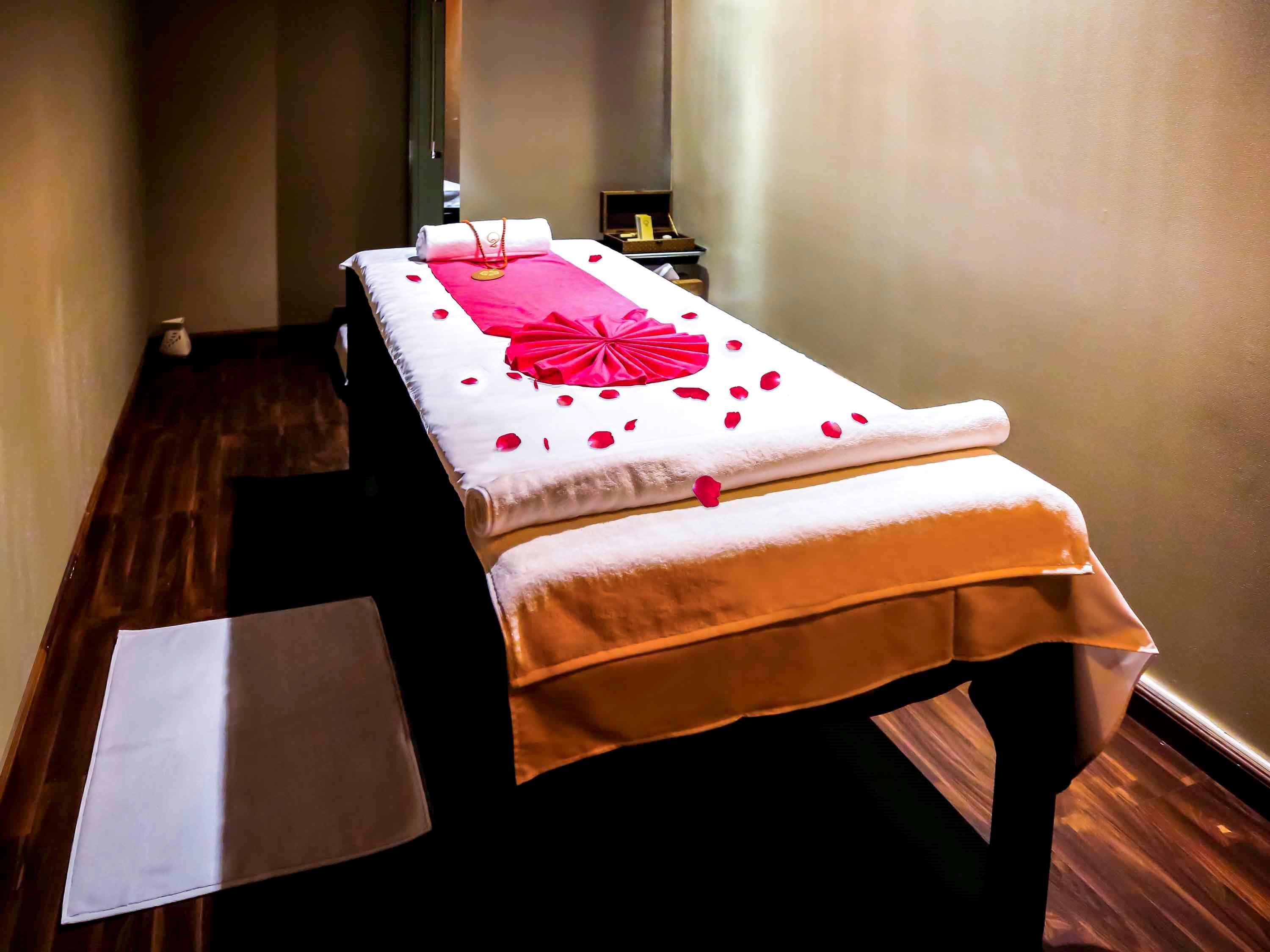 Grand Mercure Majlis Residences Abu Dhabi Exteriör bild Massage table