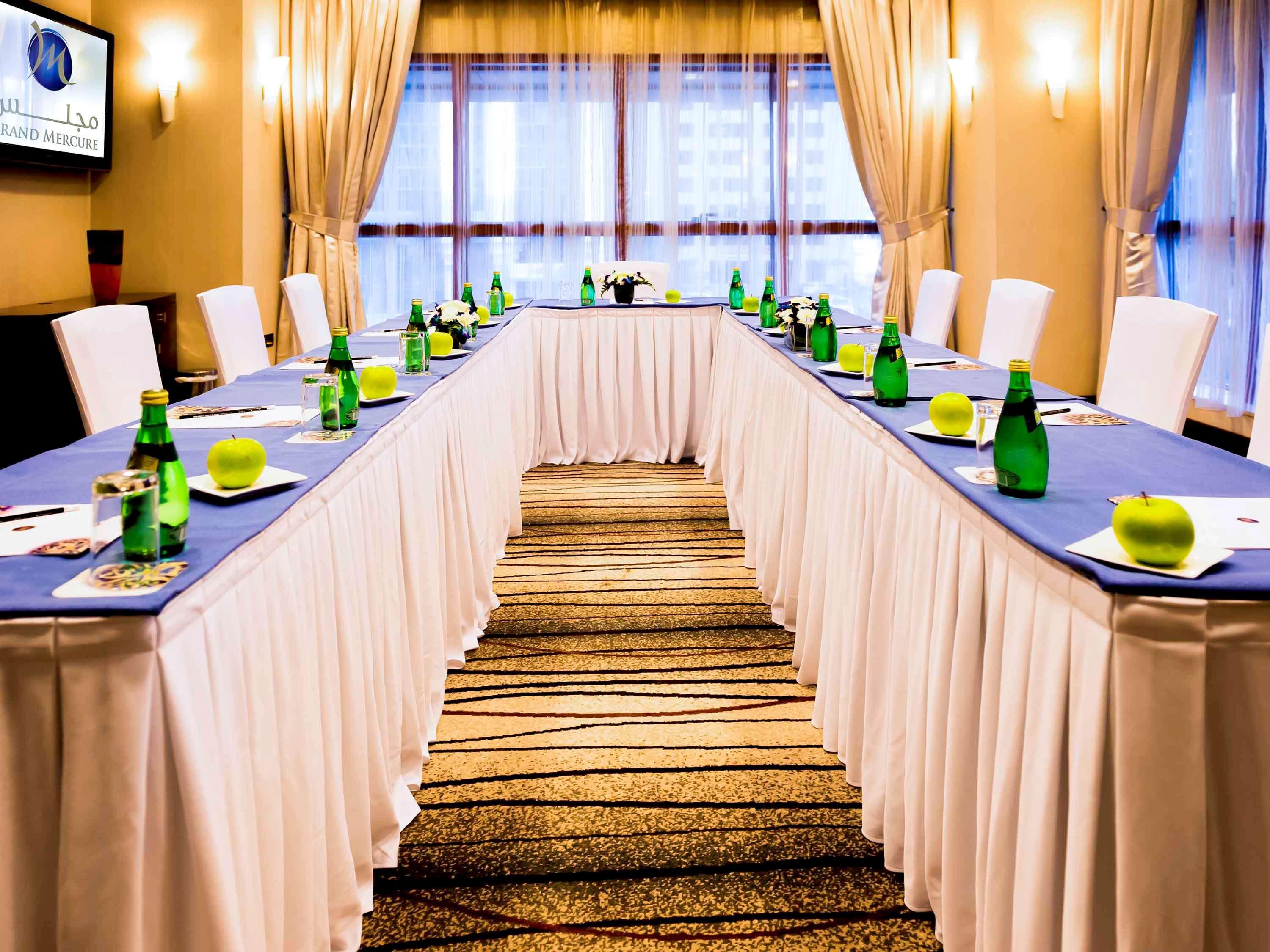 Grand Mercure Majlis Residences Abu Dhabi Exteriör bild Meeting room at the hotel