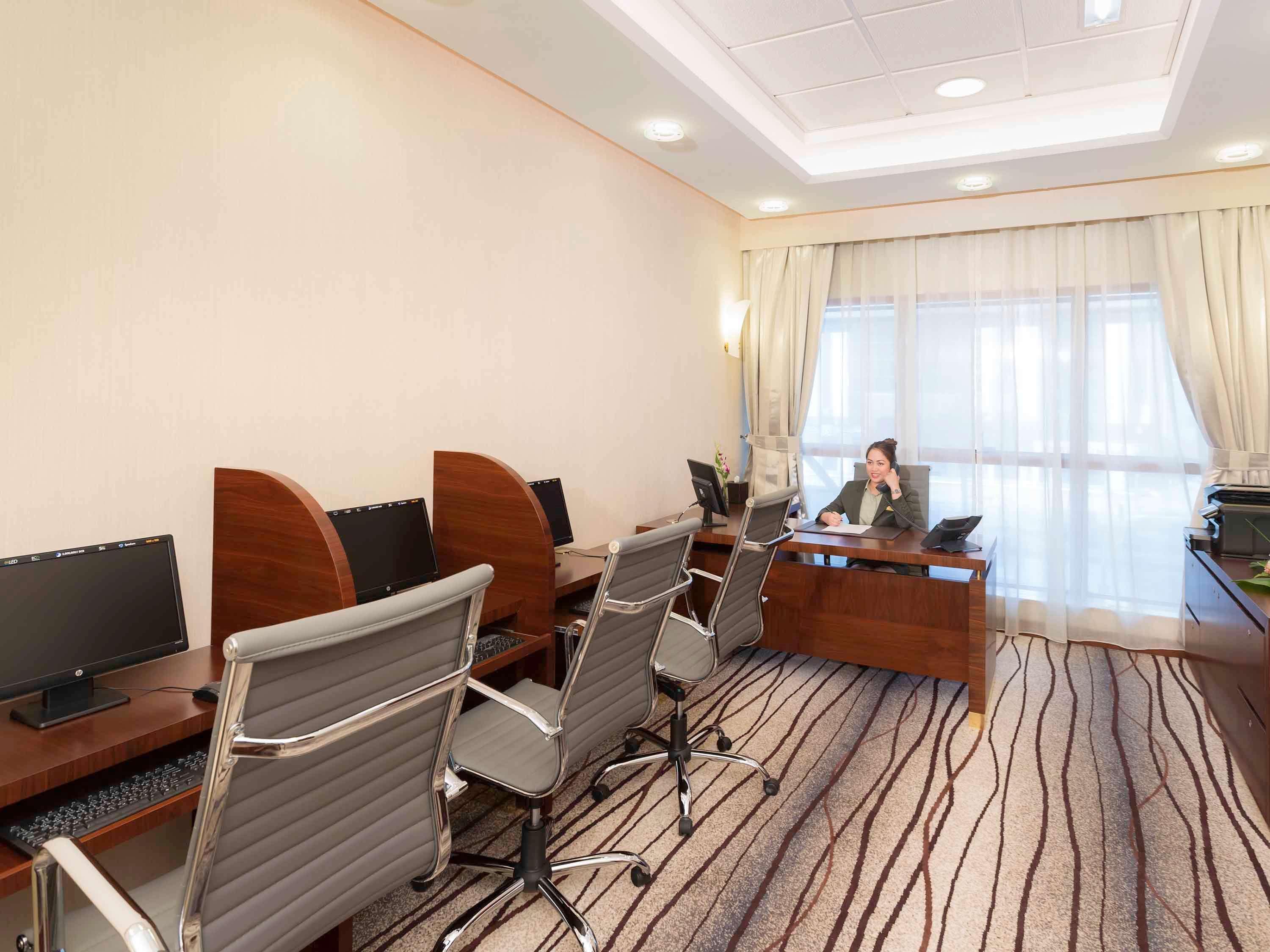 Grand Mercure Majlis Residences Abu Dhabi Exteriör bild Business Center
