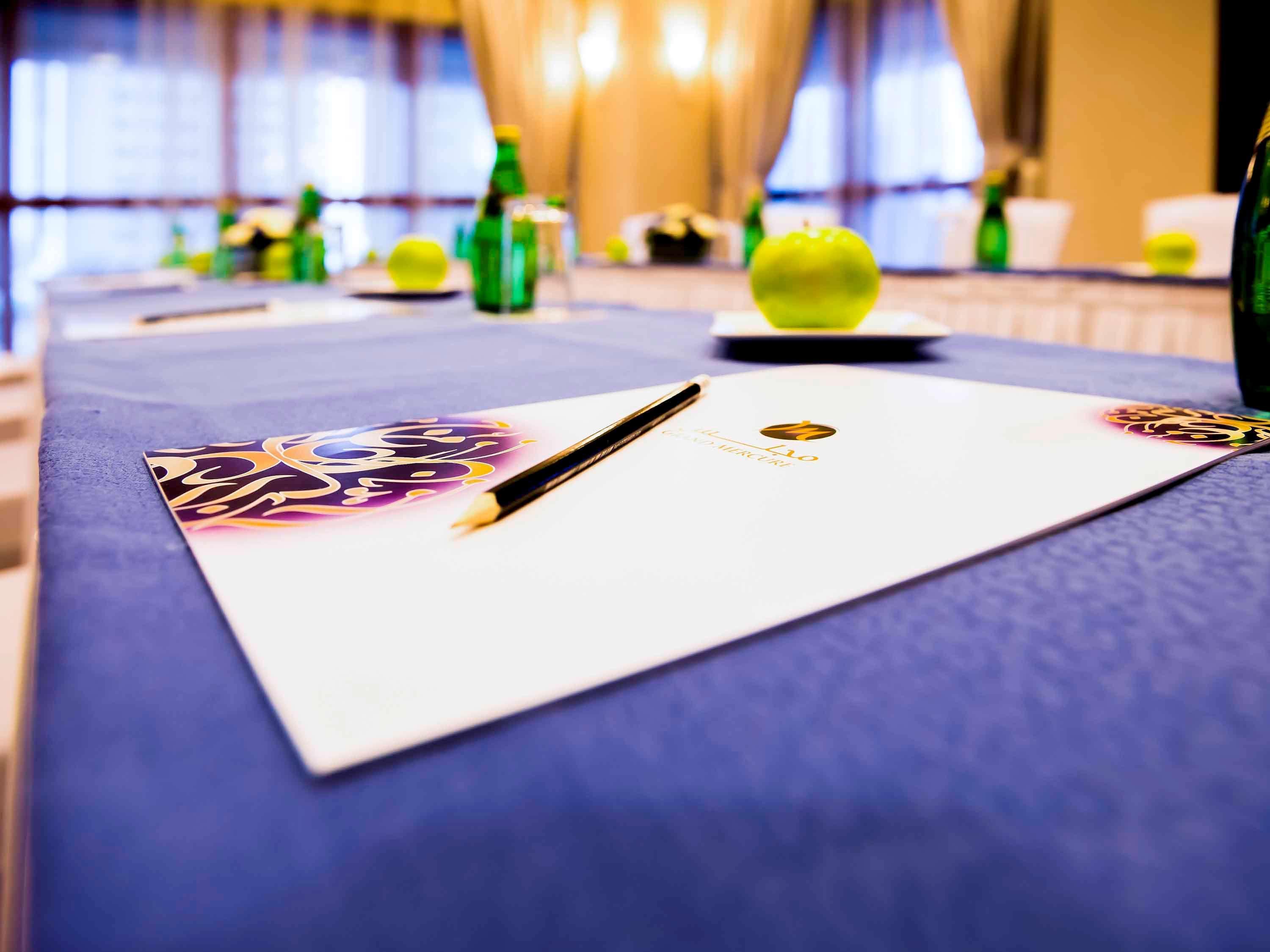 Grand Mercure Majlis Residences Abu Dhabi Exteriör bild A pen and a notepad on a table
