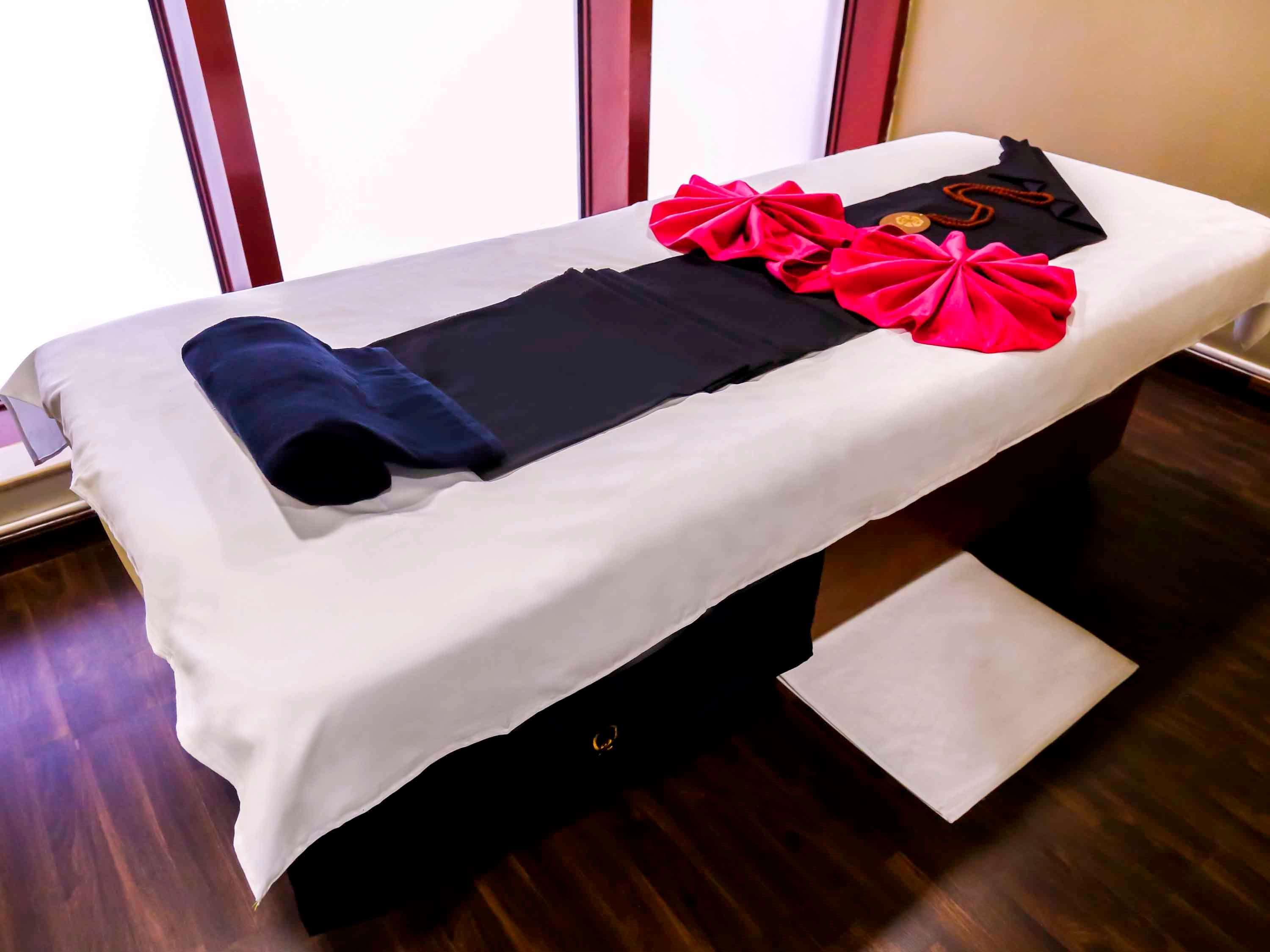 Grand Mercure Majlis Residences Abu Dhabi Exteriör bild A massage table