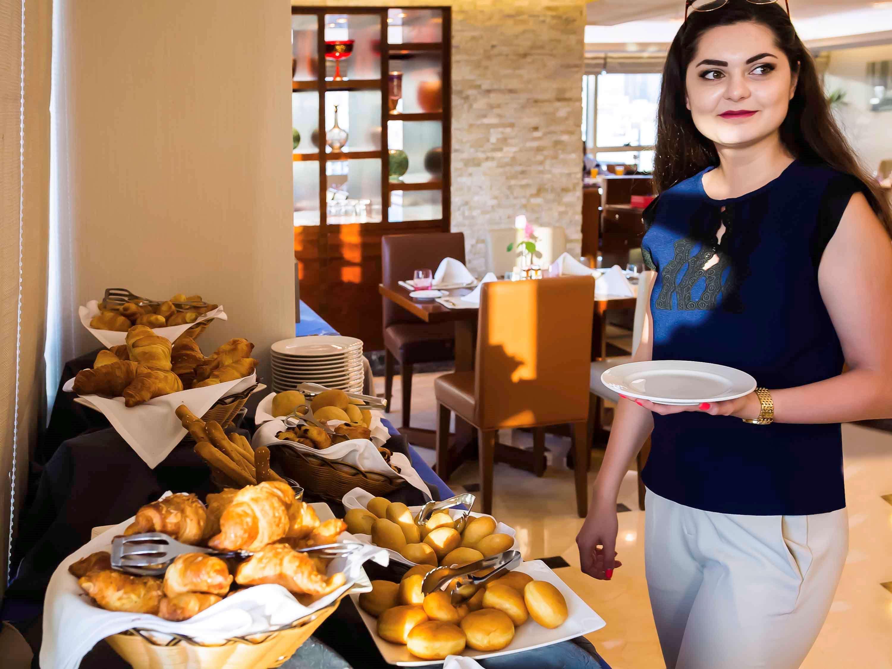 Grand Mercure Majlis Residences Abu Dhabi Exteriör bild A hotel staff serving food