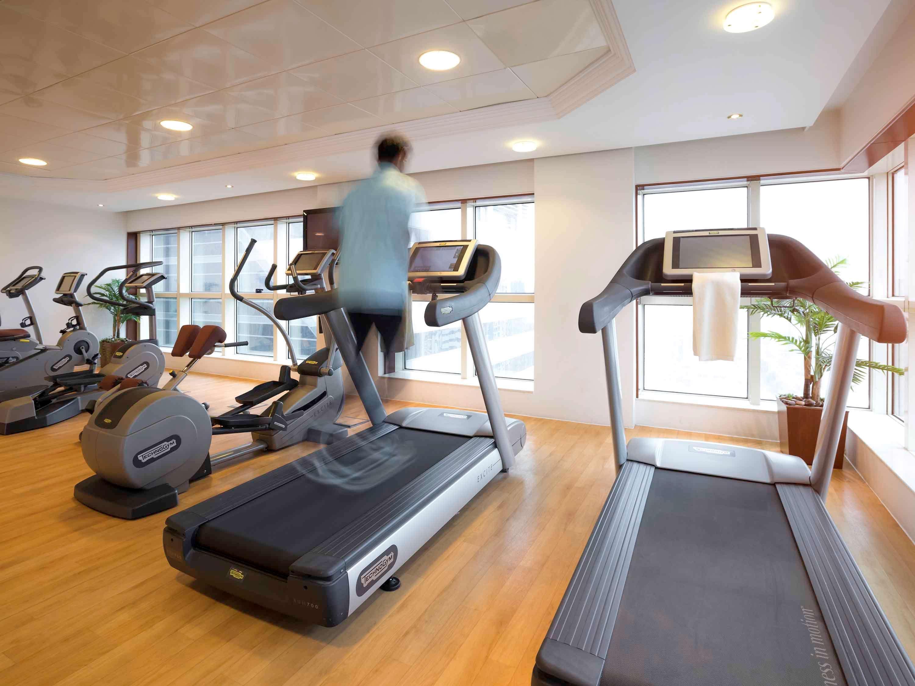 Grand Mercure Majlis Residences Abu Dhabi Exteriör bild A treadmill