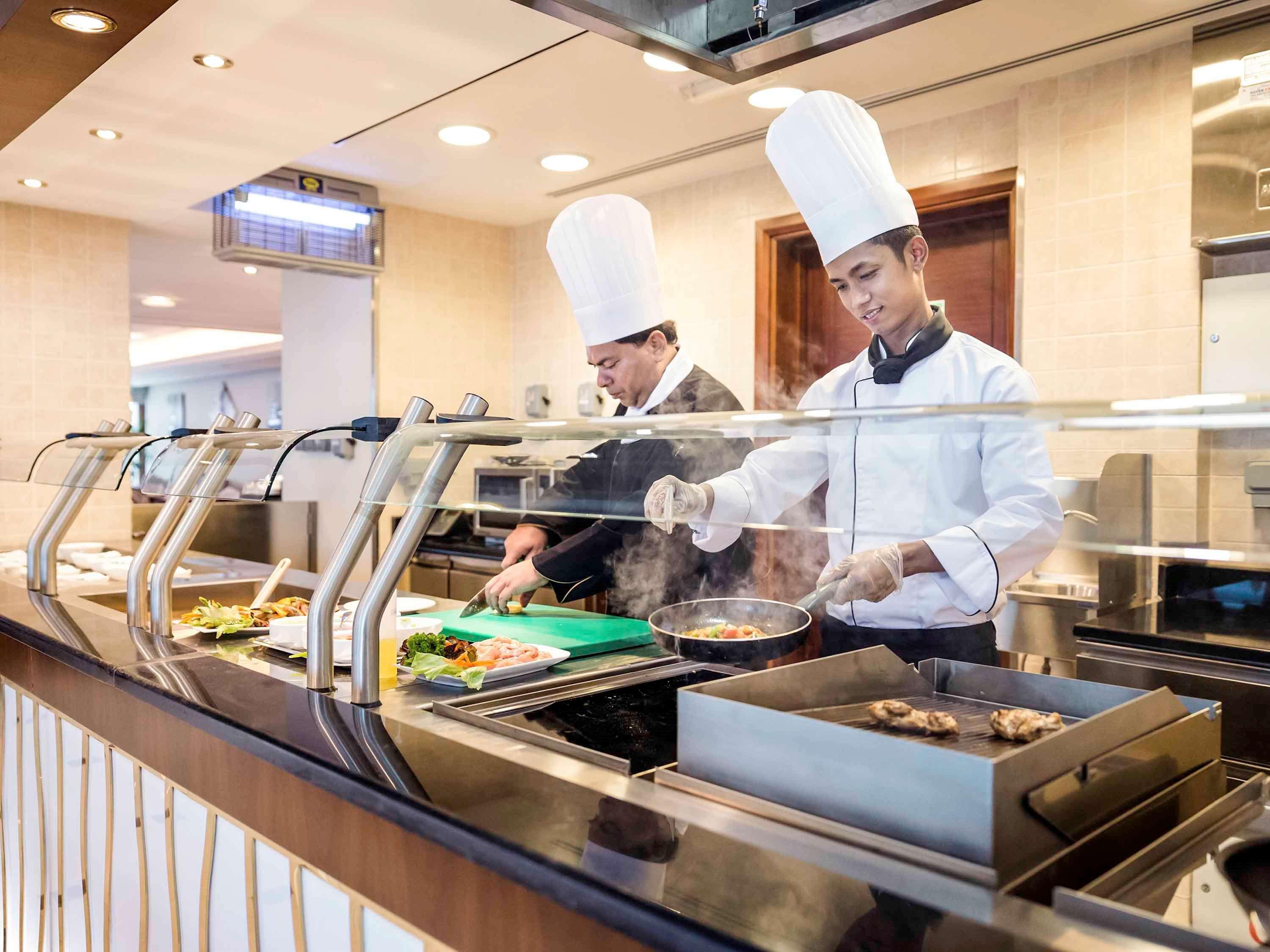 Grand Mercure Majlis Residences Abu Dhabi Exteriör bild A buffet at a hotel