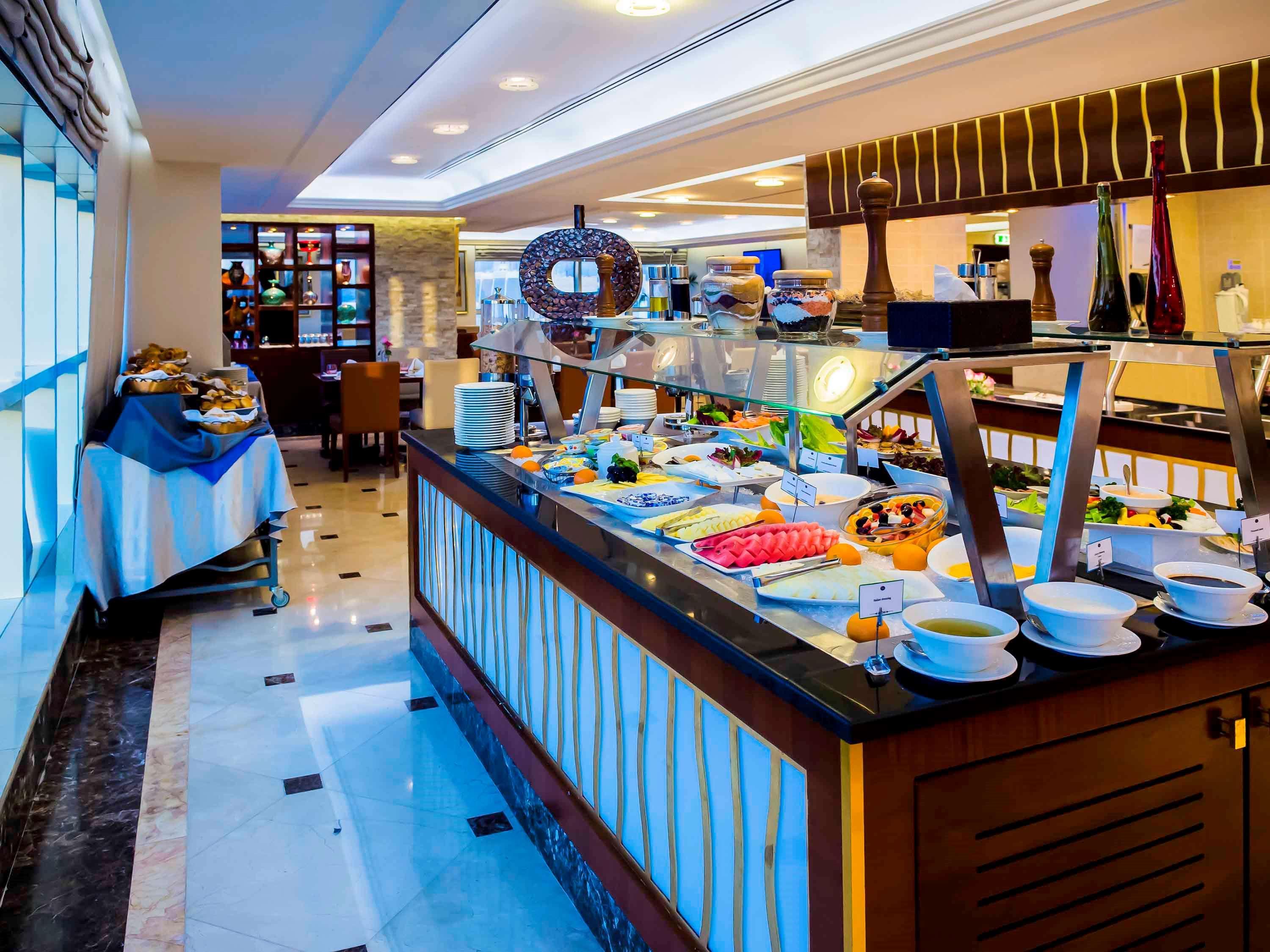 Grand Mercure Majlis Residences Abu Dhabi Exteriör bild A buffet at a hotel