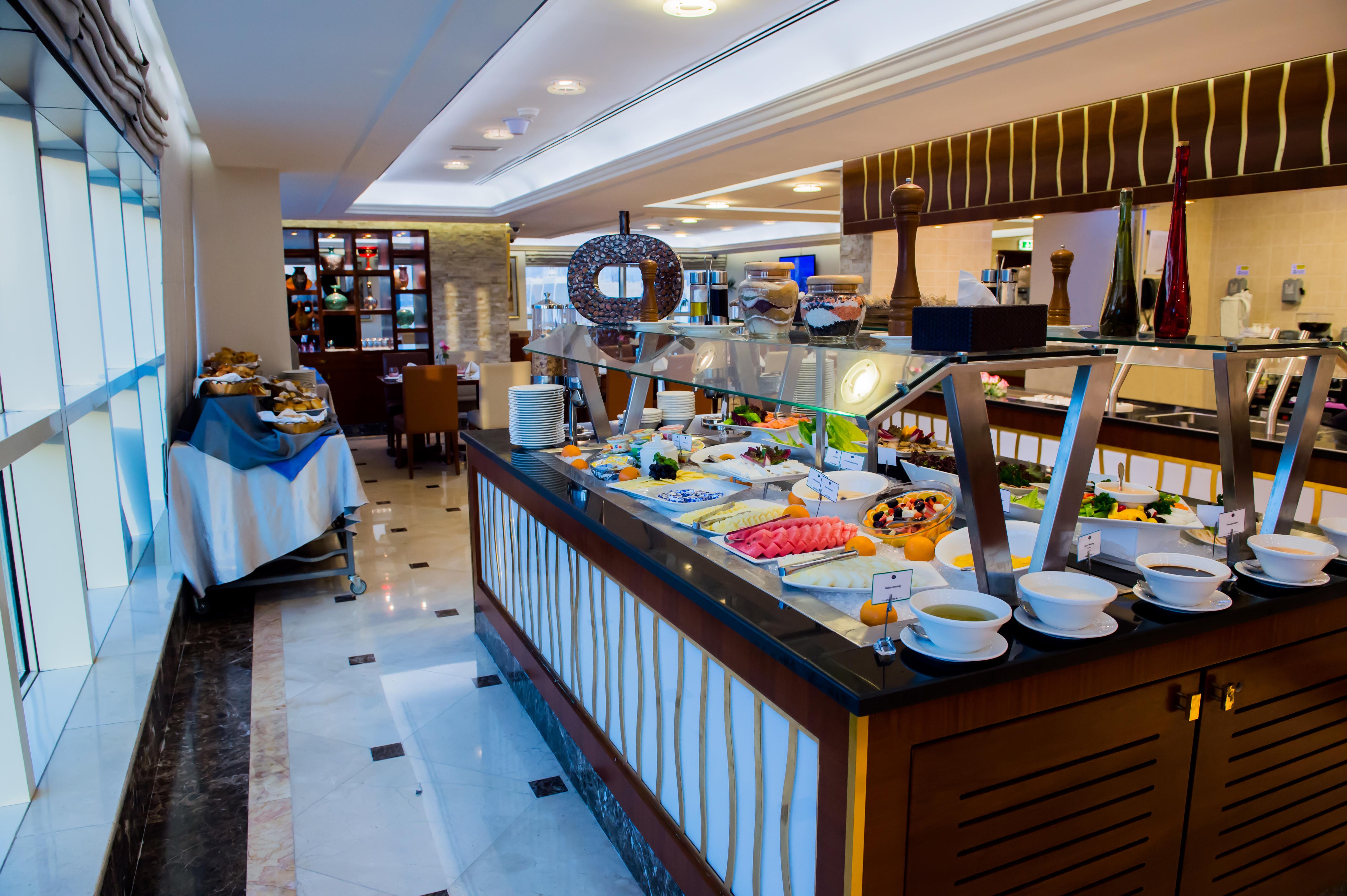 Grand Mercure Majlis Residences Abu Dhabi Exteriör bild The buffet at the hotel