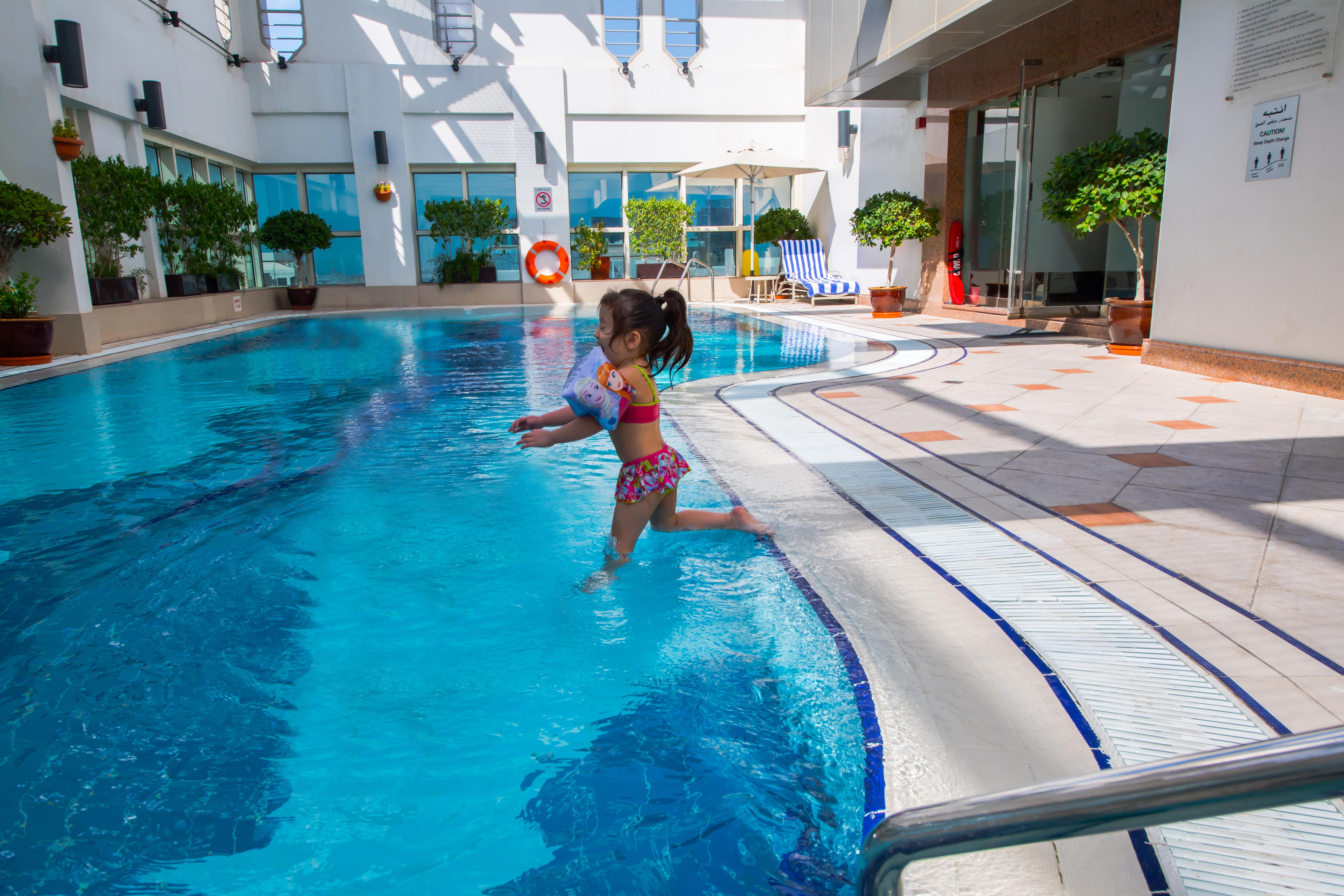 Grand Mercure Majlis Residences Abu Dhabi Exteriör bild Swimming pool at the hotel