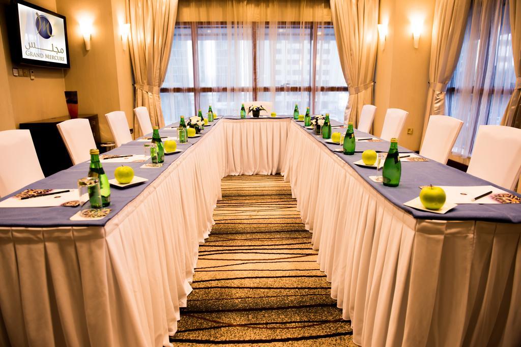 Grand Mercure Majlis Residences Abu Dhabi Exteriör bild A meeting room at the hotel