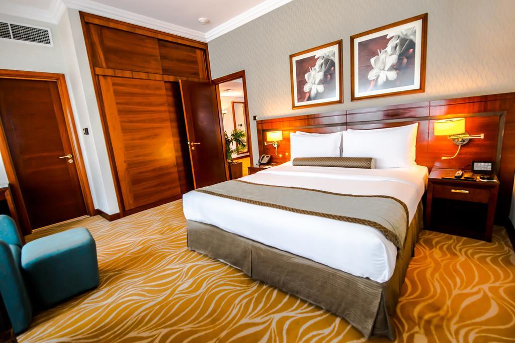 Grand Mercure Majlis Residences Abu Dhabi Exteriör bild A bedroom at the hotel