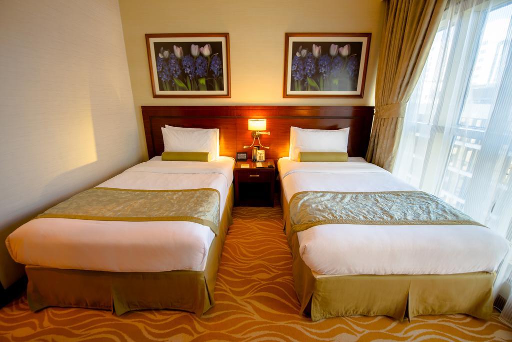 Grand Mercure Majlis Residences Abu Dhabi Exteriör bild A room at the hotel
