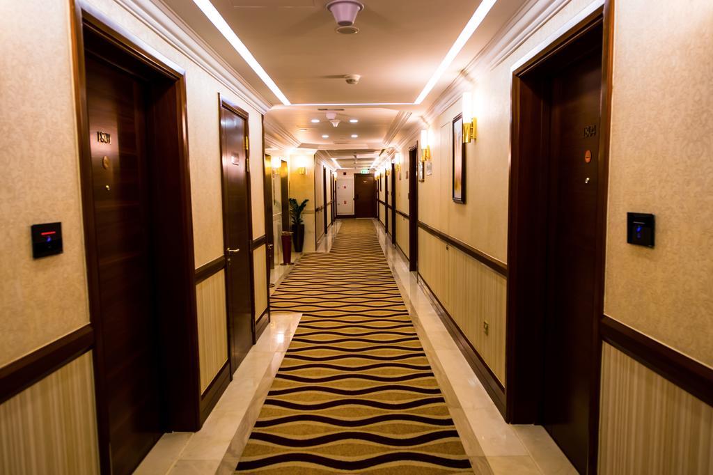 Grand Mercure Majlis Residences Abu Dhabi Exteriör bild A corridor in a hotel