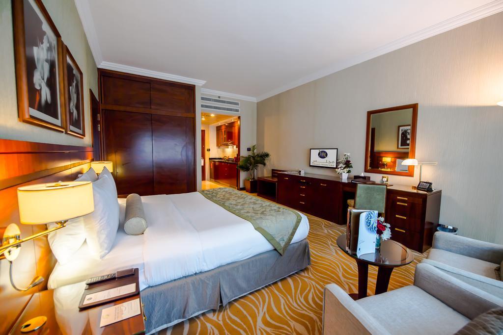 Grand Mercure Majlis Residences Abu Dhabi Exteriör bild A bedroom at the hotel