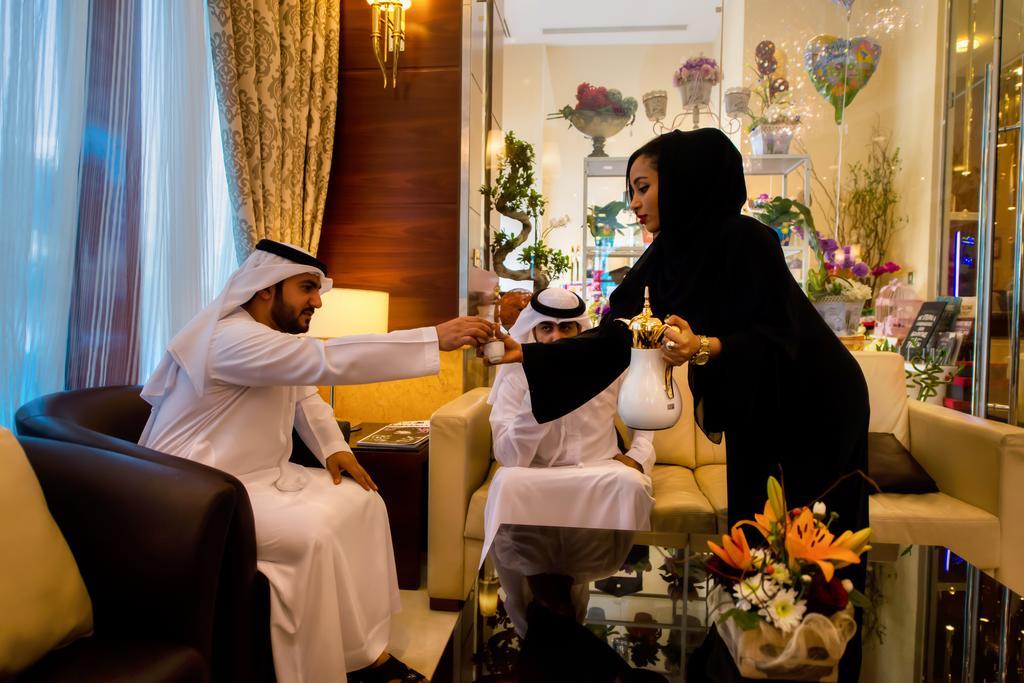 Grand Mercure Majlis Residences Abu Dhabi Exteriör bild A woman in traditional dress in the United Arab Emirates