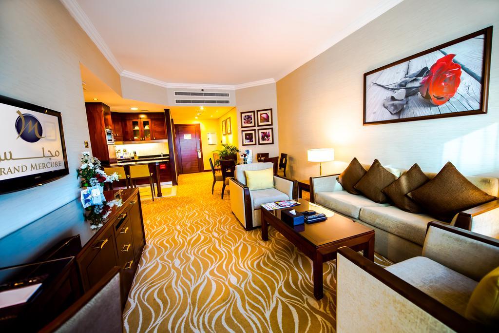 Grand Mercure Majlis Residences Abu Dhabi Exteriör bild Suite at the hotel