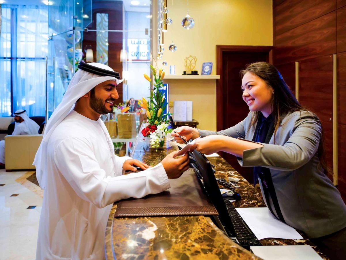 Grand Mercure Majlis Residences Abu Dhabi Exteriör bild A guest checking in at a hotel