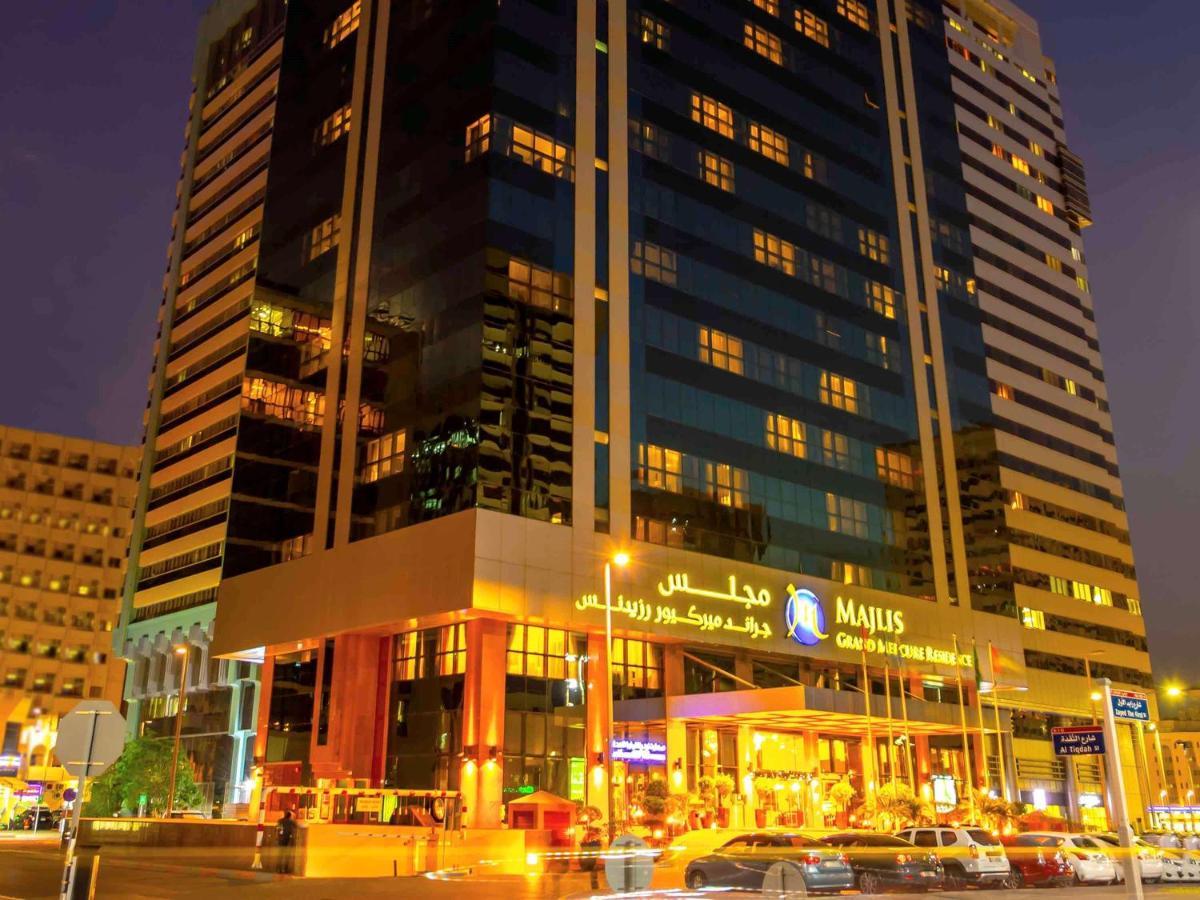Grand Mercure Majlis Residences Abu Dhabi Exteriör bild The hotel at night