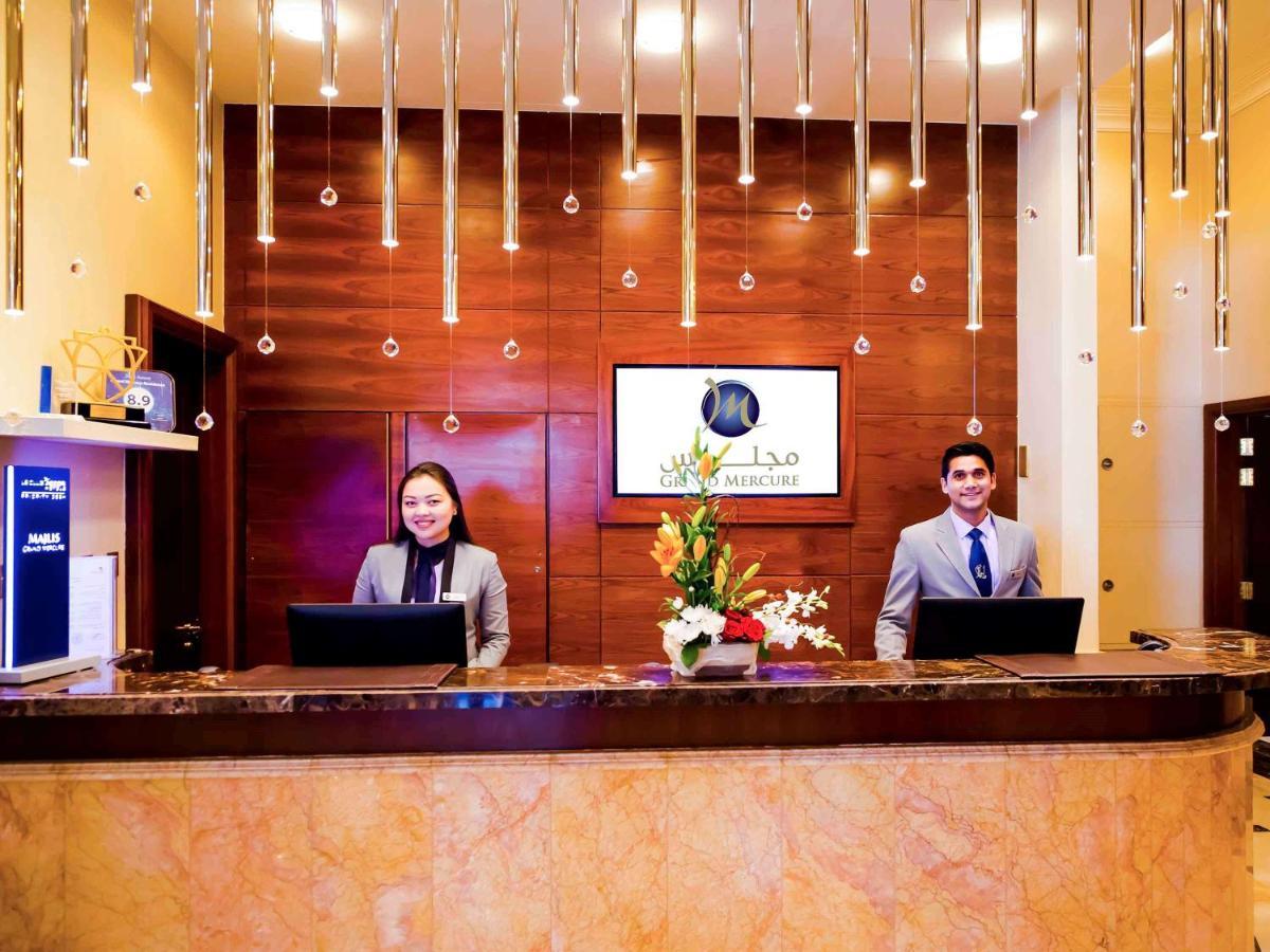 Grand Mercure Majlis Residences Abu Dhabi Exteriör bild Reception desk at a hotel