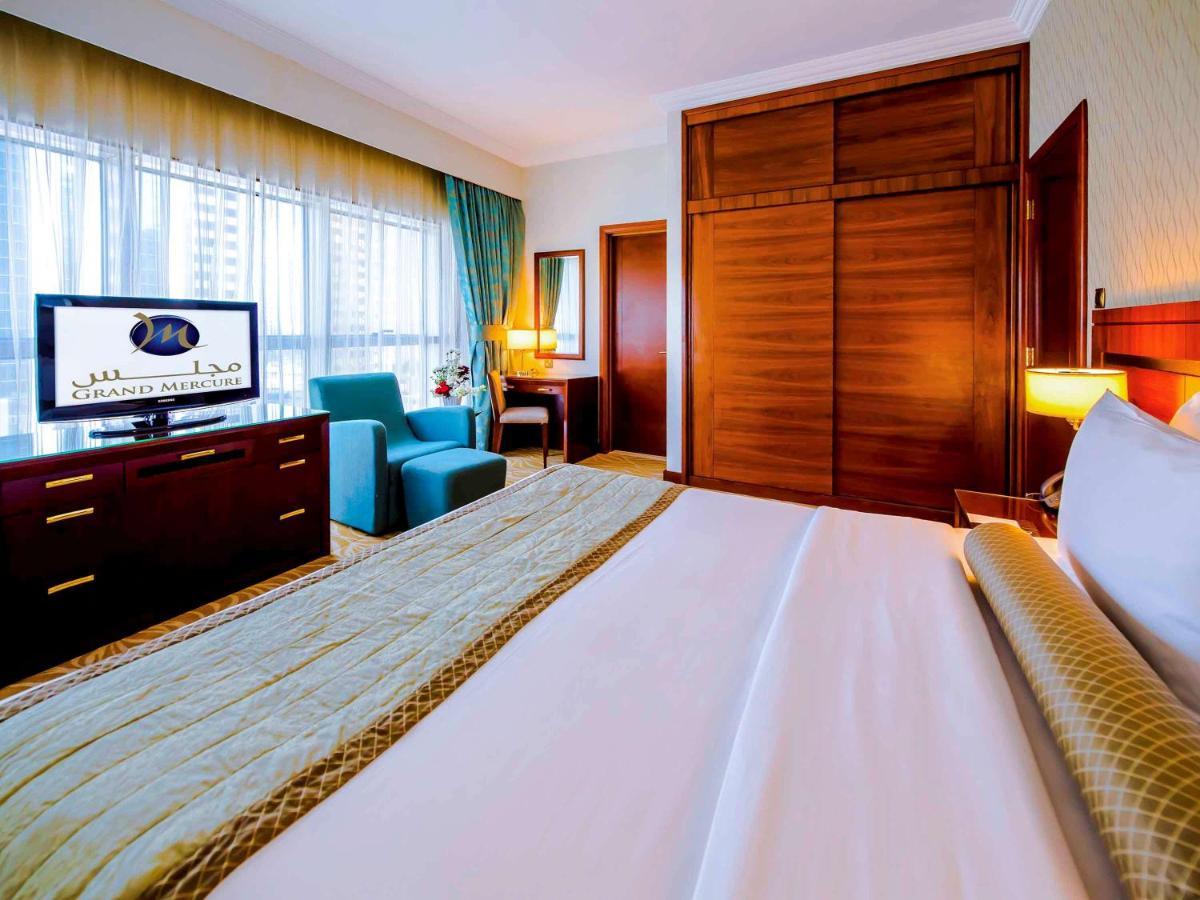 Grand Mercure Majlis Residences Abu Dhabi Exteriör bild A bedroom at the hotel