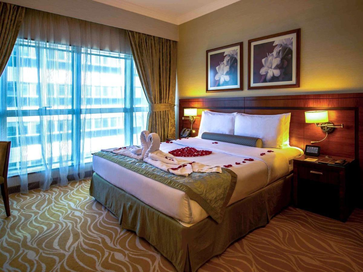 Grand Mercure Majlis Residences Abu Dhabi Exteriör bild A bedroom at the hotel